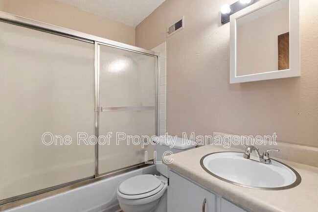 Building Photo - 701 Linwood Dr