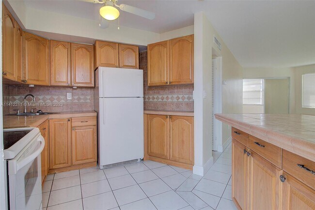 Building Photo - 1611 NE Miami Gardens Dr