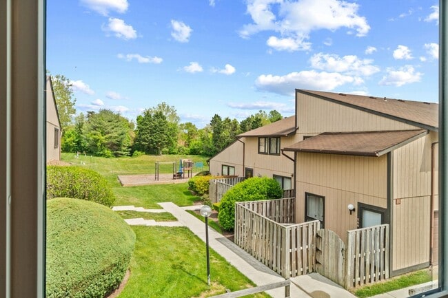 Building Photo - Condo in Woodside Square. 3Br / 1Ba Renovated. Garage.
