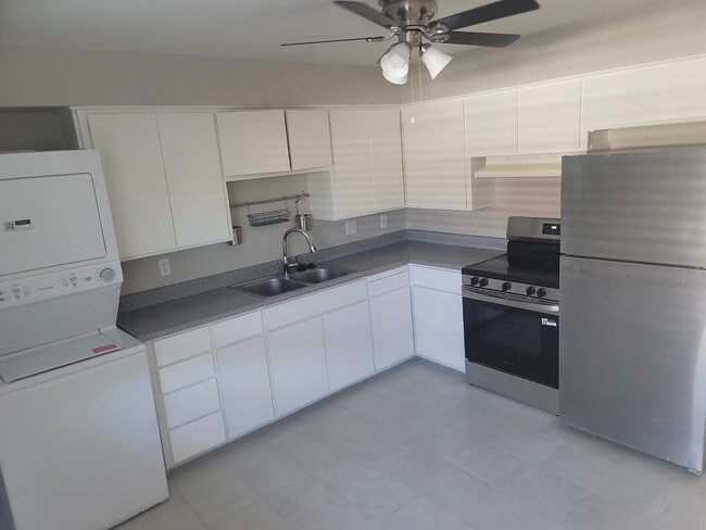 Building Photo - 4819 E Cambridge Ave