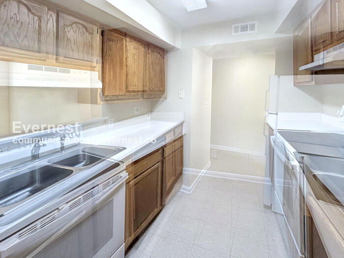 Building Photo - 3821 Staffordshire Ln