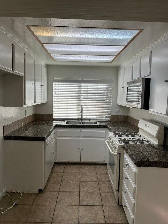 Building Photo - VERY NICE 2BD & 2.5BA CONDO IN PARAMOUNT