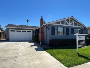 Building Photo - Updated Single Story Home located in Conve...