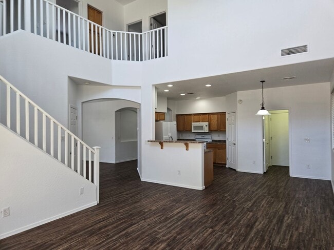 Building Photo - Spacious 4 bed, 3 full bath home in New Ri...