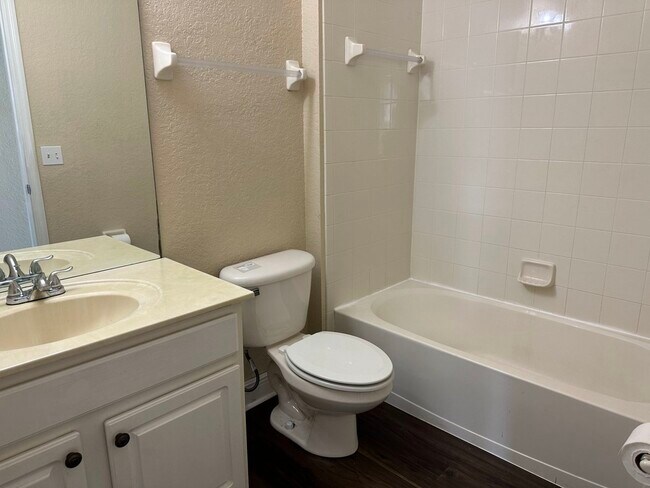 Building Photo - 2211 Pine Oaks Tr