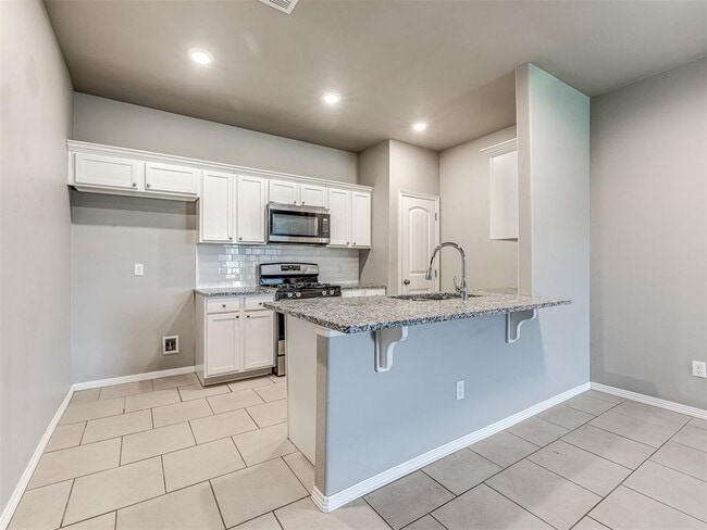 Building Photo - 609 N 5th St