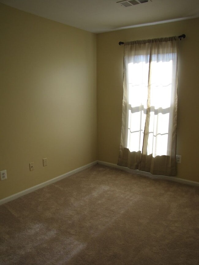 Building Photo - Townhouse In Sterling