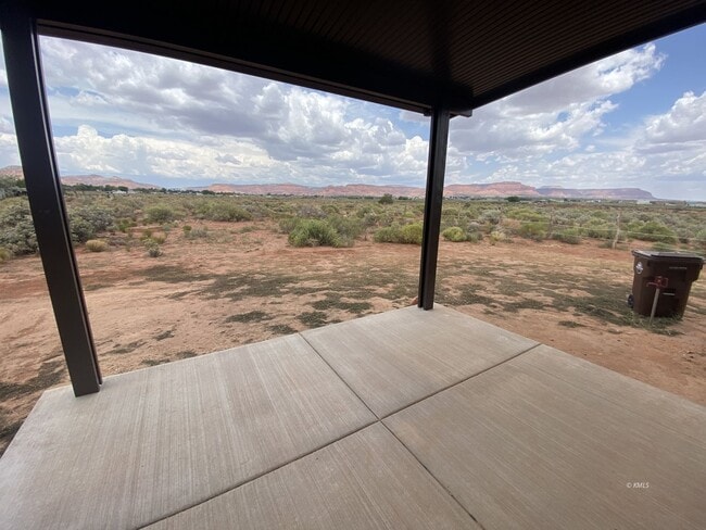 Building Photo - 2255 S Hopi Dr