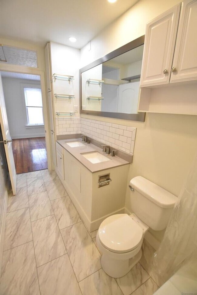 Building Photo - 2 bedroom, 2.5 bathroom brick townhouse