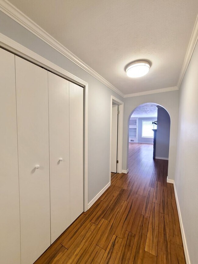 Building Photo - $1,650 - 2 Bed / 2 Bath Spacious Top Floor Condo (First Month Free!)