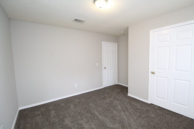 Building Photo - 3BR Gulf Breeze Home Zoned for Gulf Breeze High School with Open Living Area, Fenced Backyard & C...