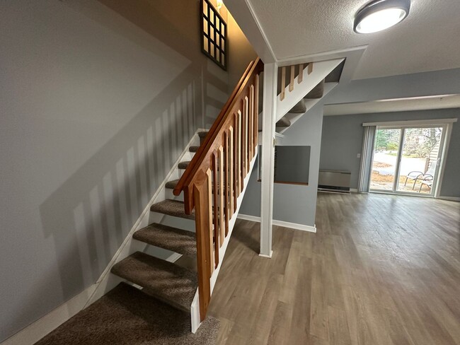 Building Photo - Large Two Story 2BD/1.5BA Townhome