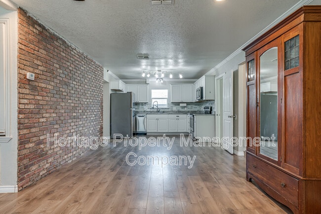 Building Photo - 479 S Sycamore Ave