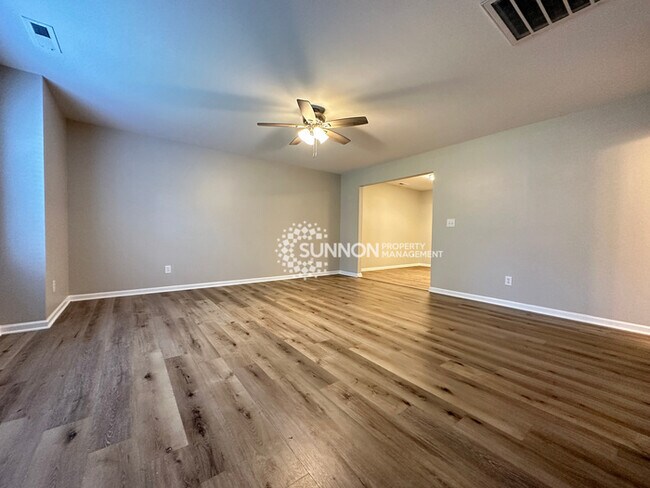 Building Photo - Newly Remodeled 5 Bed 2.5 Bath