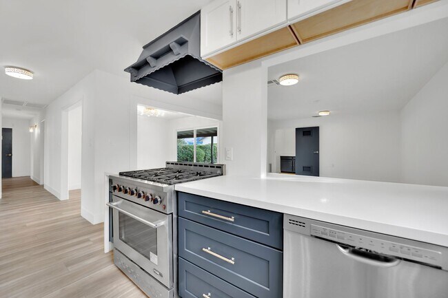 Building Photo - Mid-Century Modern Gem in Historic McNeil ...