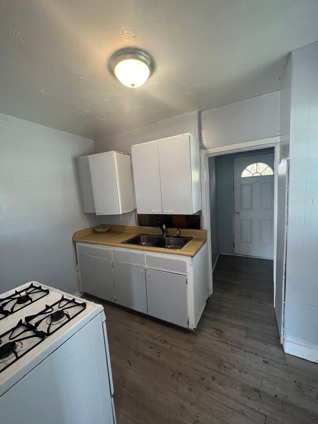 Building Photo - 1 Bedroom House!