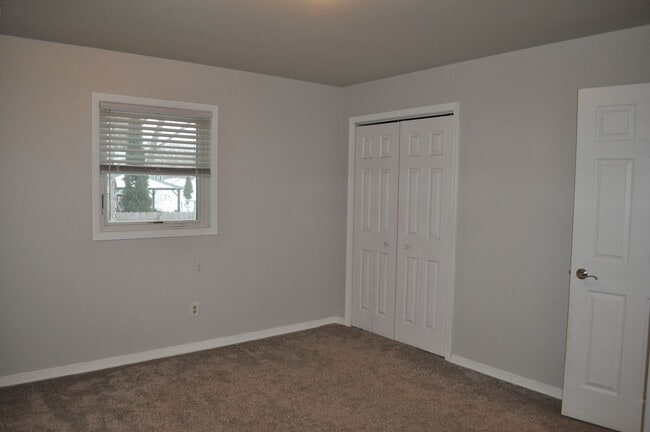 Building Photo - Goregeous 4 Bed 2.5 Bath Home in East Grand Forks! Move in Ready!