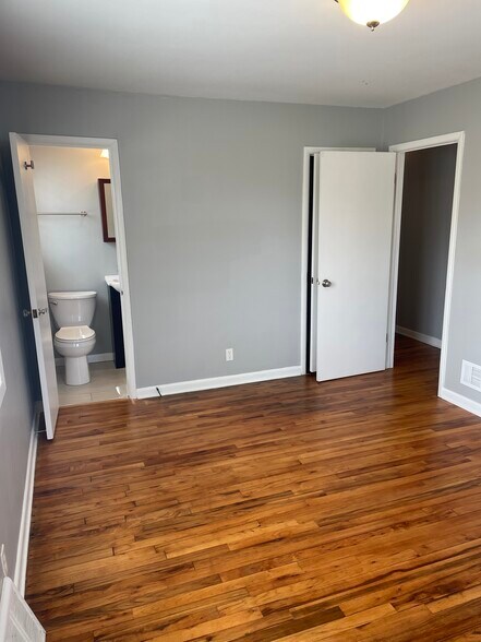 Master bedroom - 5014 Cass St