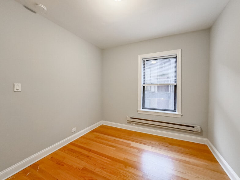 Building Photo - 3733 N Pine Grove Ave