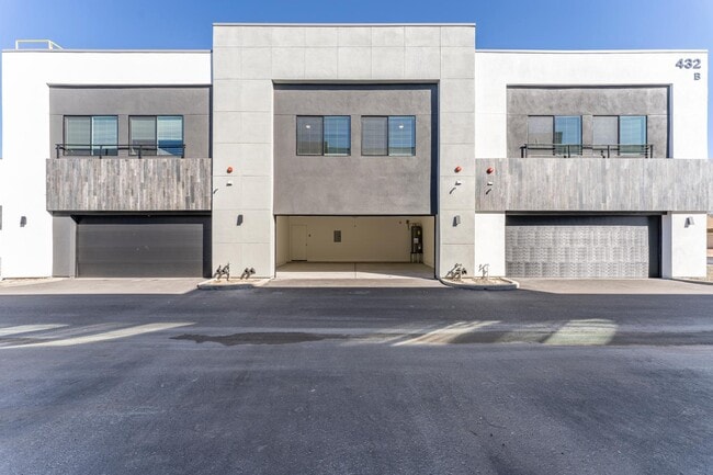 Building Photo - 432 S 32nd St