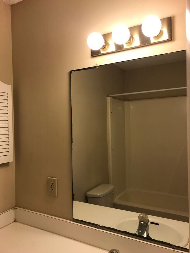 Building Photo - Quiet 2 story condo super close to the beach!