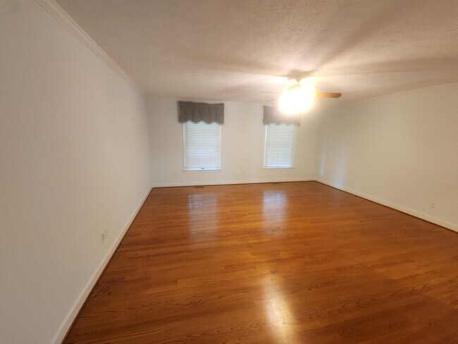Building Photo - Incredible Spacious Home in Five Lakes!