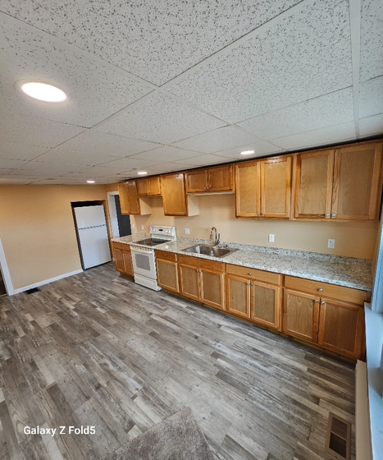 Building Photo - 833 N Valley Ave