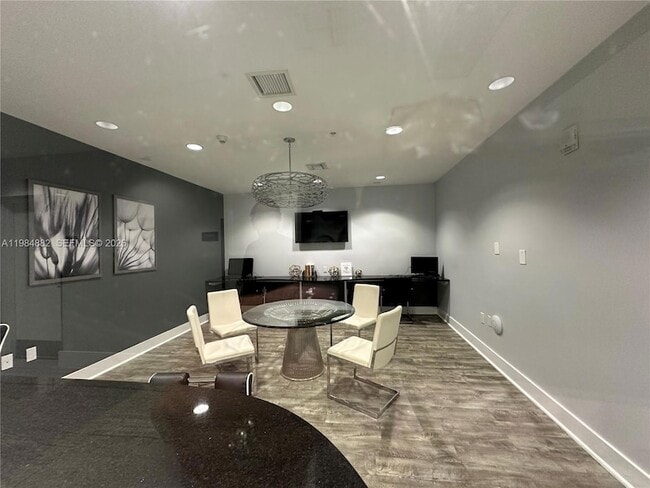 Building Photo - 1861 NW S River Dr