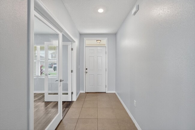 Building Photo - Stunning 5 bed/ 2 bath