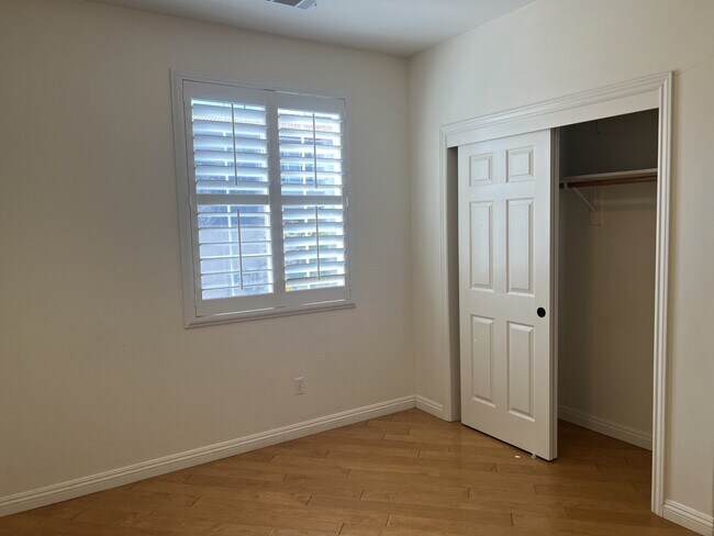 Building Photo - 5210 Village Green Ln