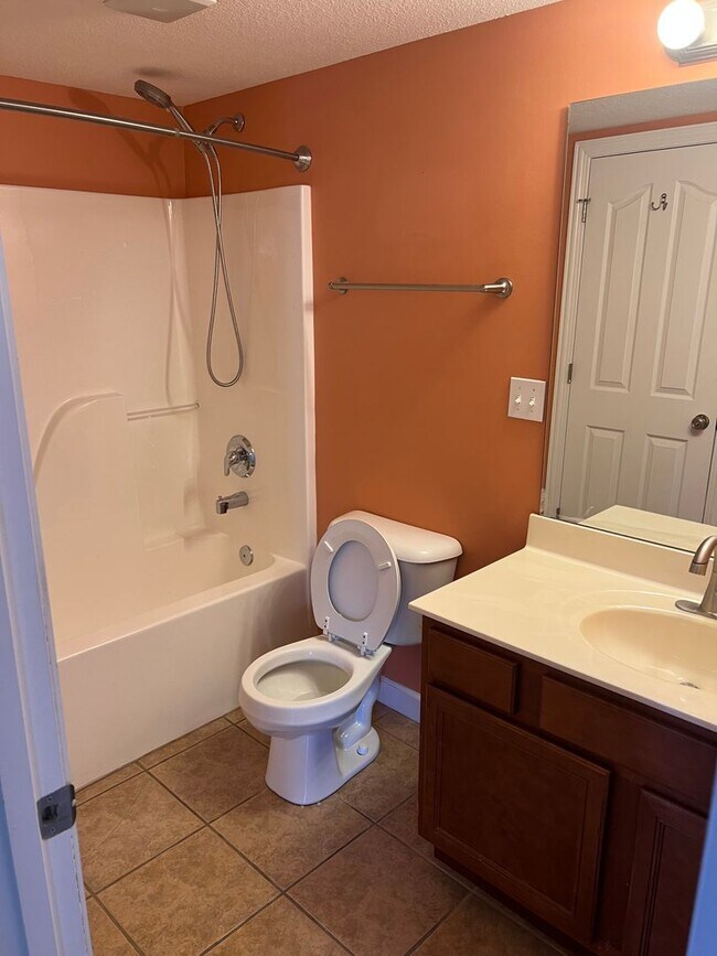 Building Photo - 4 bedroom, 2 bathroom, car garage townhouse