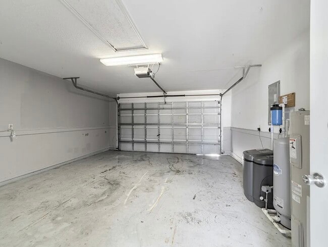 Building Photo - 6930 Bahia Rd