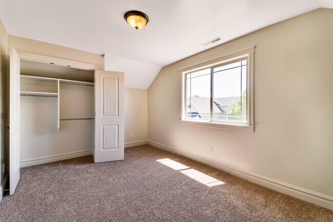 Building Photo - Beautiful home nestled in Pleasant Grove