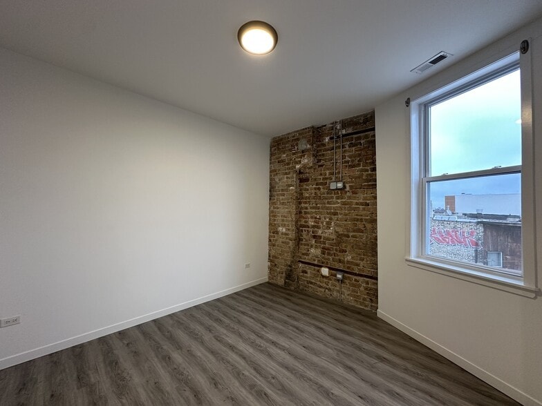 Building Photo - 2743 W Division St