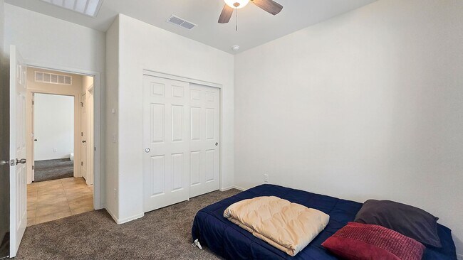 Building Photo - Like new home! Pristine condition!