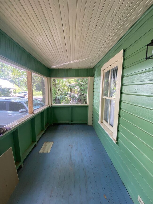 Building Photo - Walk to UF & Downtown!