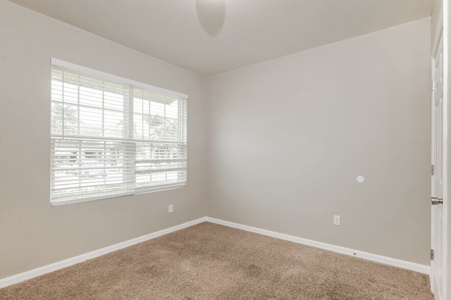 Building Photo - 2002 SE 12th St