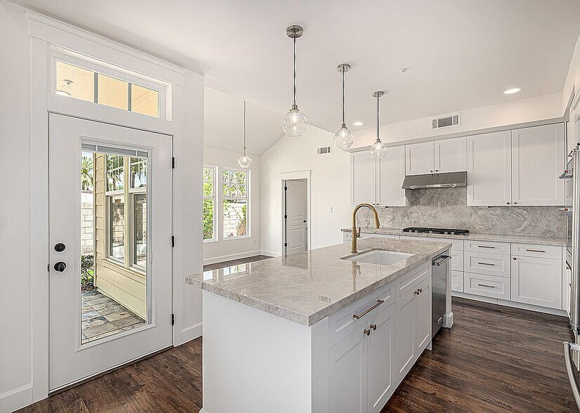 Building Photo - 122 W Cottage Ln