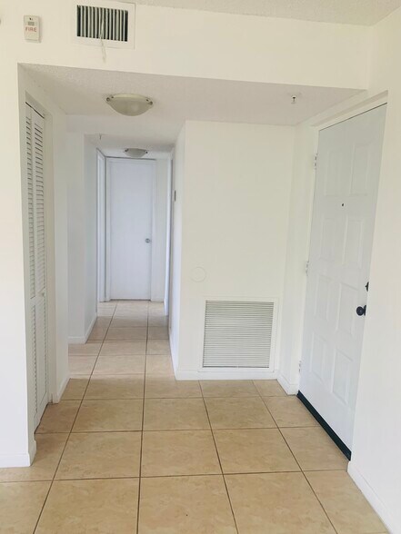 Building Photo - 820 Lavers Cir