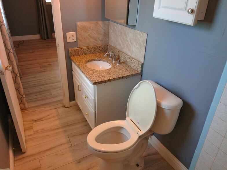 Building Photo - 893 Iris Dr