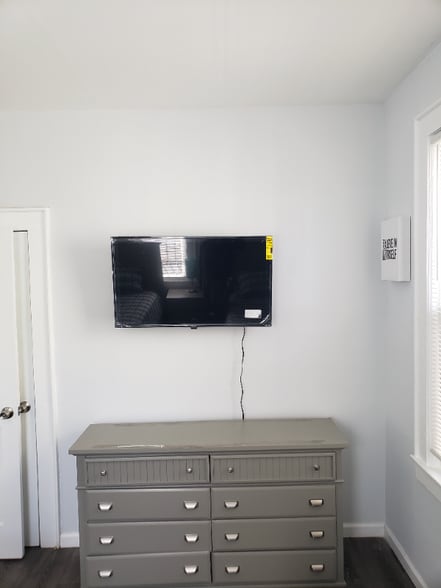 Building Photo - 142 Mapes Ave