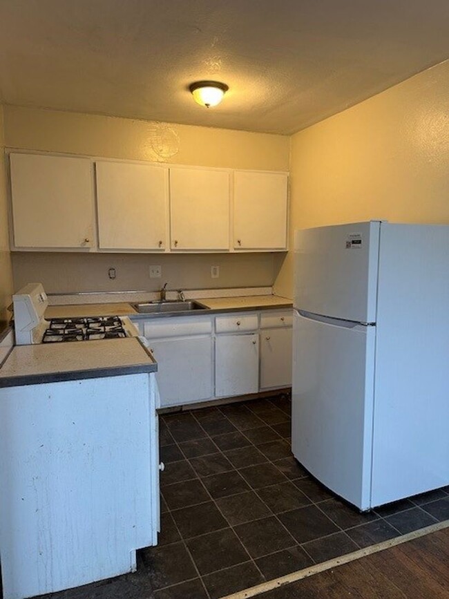 Building Photo - 2nd Flr 2 Bed 1 Bath Apt w/ Hardwood And T...