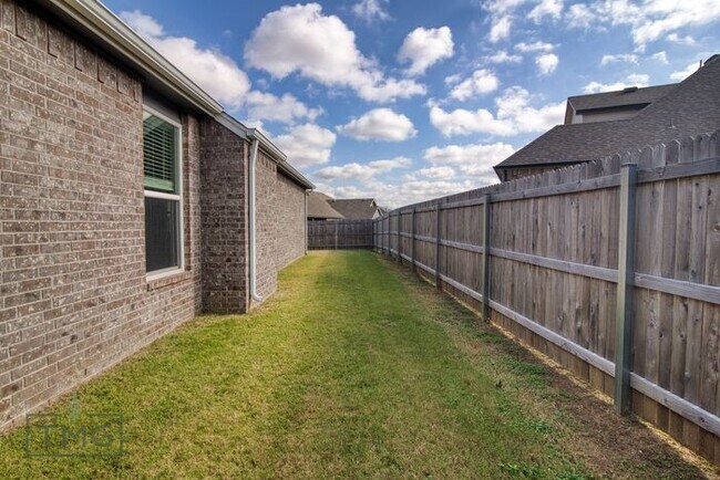 Building Photo - Stunning 3BR + Study in Prime Owasso/Colli...