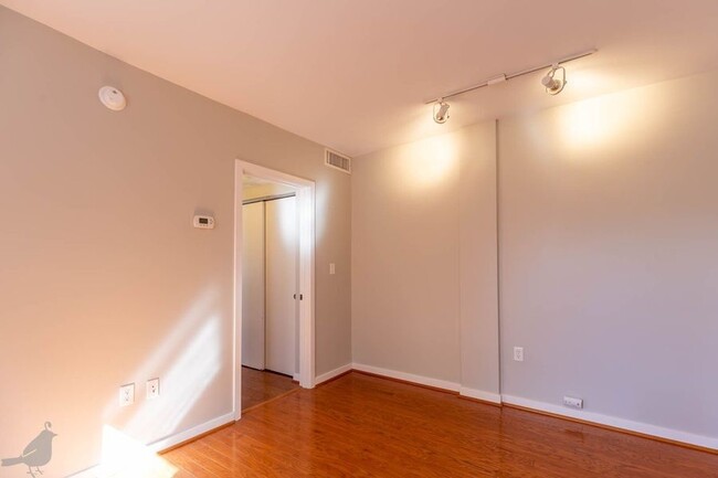 Building Photo - Bright One Bedroom Gem in Columbia Heights!