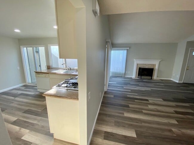 Building Photo - 3 Bed 2 Bath in Gated Beach Community-A must see Home