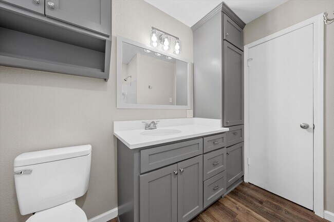 Building Photo - Updated 2 Bedroom in Connally ISD