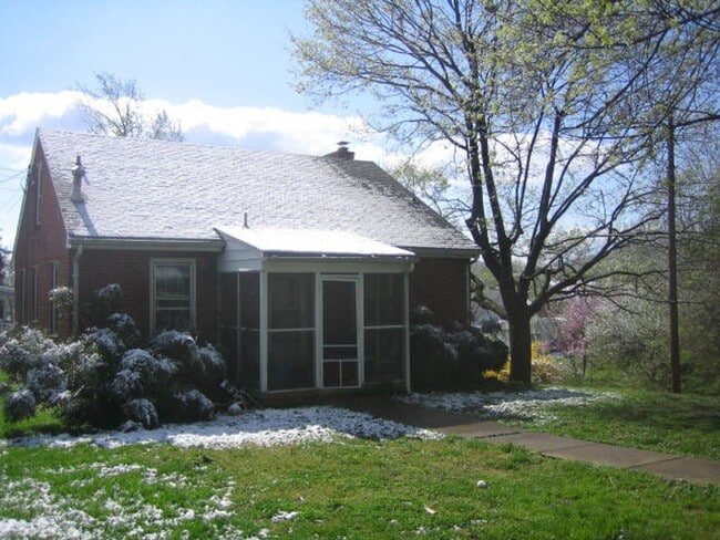 Building Photo - Charming 2 Bedroom House Downtown