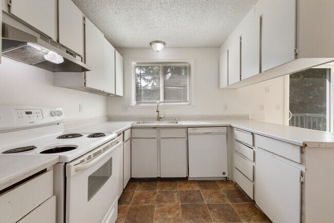 Building Photo - Spacious Apartment in Cozy Tacoma Neighbor...