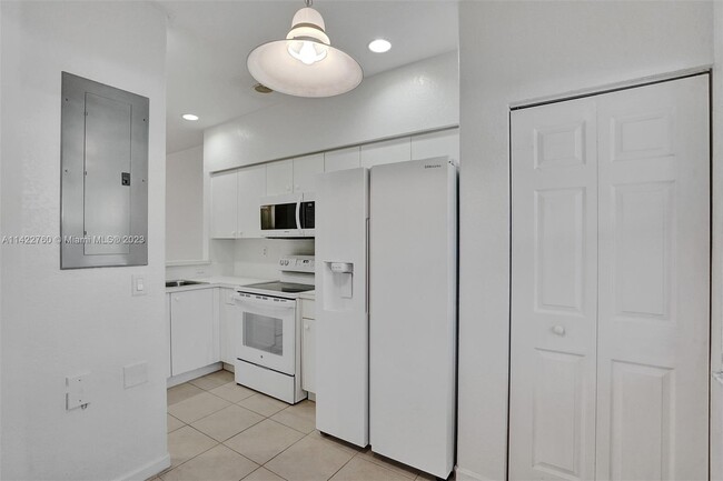 Building Photo - 2613 SW 83rd Terrace