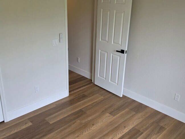 Building Photo - FOR RENT!!! SIMPLY STUNNING (REMODELED) 3 BEDROOM 2 BATH SINGLE FAMILY HOME...